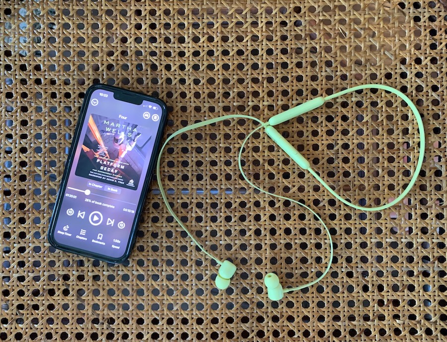 Meus fones de ouvido favoritos para ouvir audiolivros - Modern Mrs Darcy
